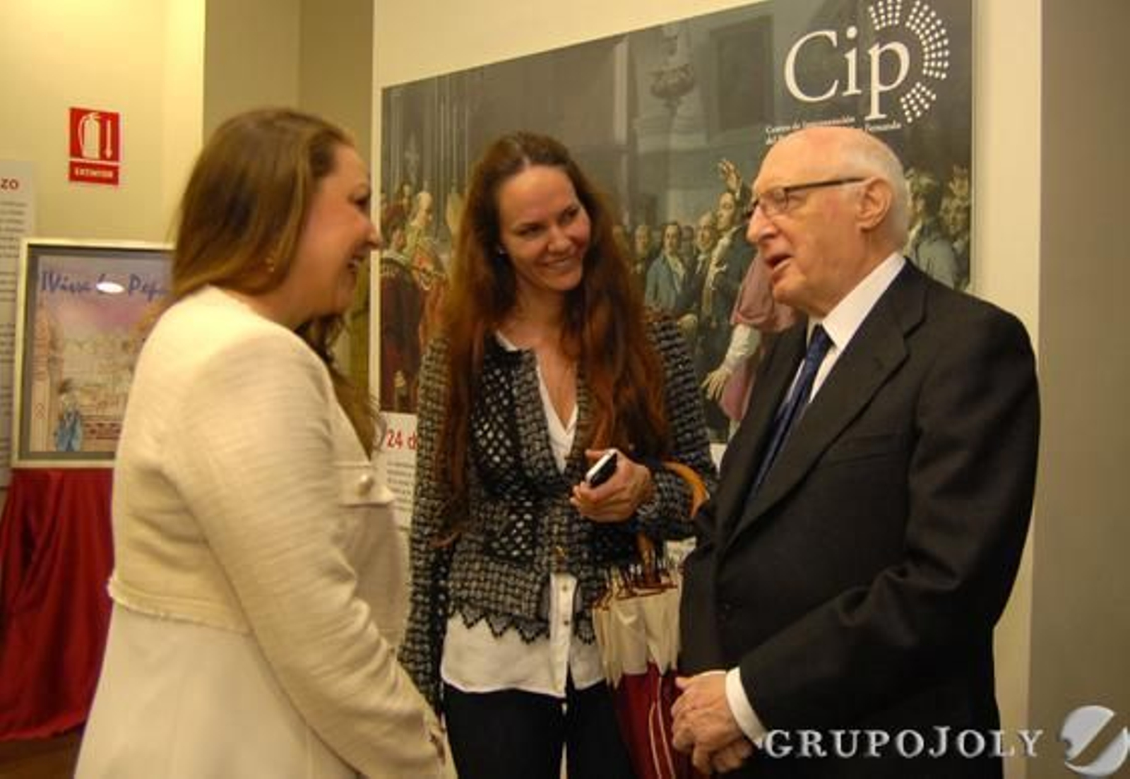 Niña Pastori saluda a José Pedro Pérez-Llorca a su llegada al Centro de Interpretación del Parlamentarismo.

Foto: Rioja
