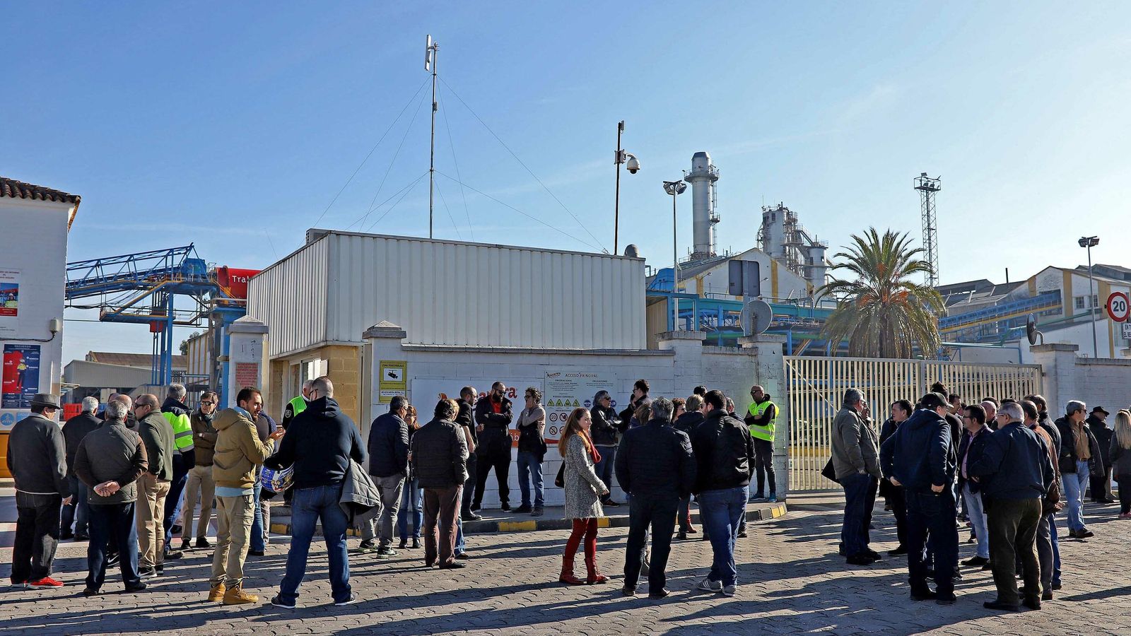 Familiares y allegados secundaron la concentración a las puertas de la fábrica de El Portal.