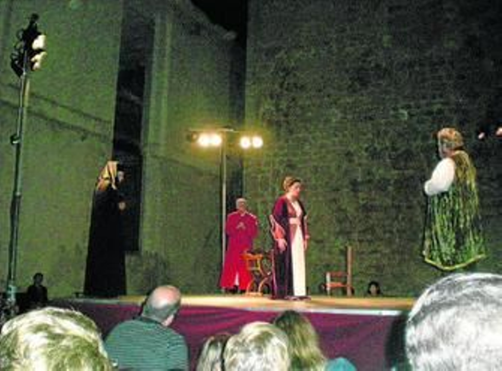 Doña Jimena suplica al rey Alfonso VI poder volver a casarse, esta vez por amor, a los dos años de enviudar.