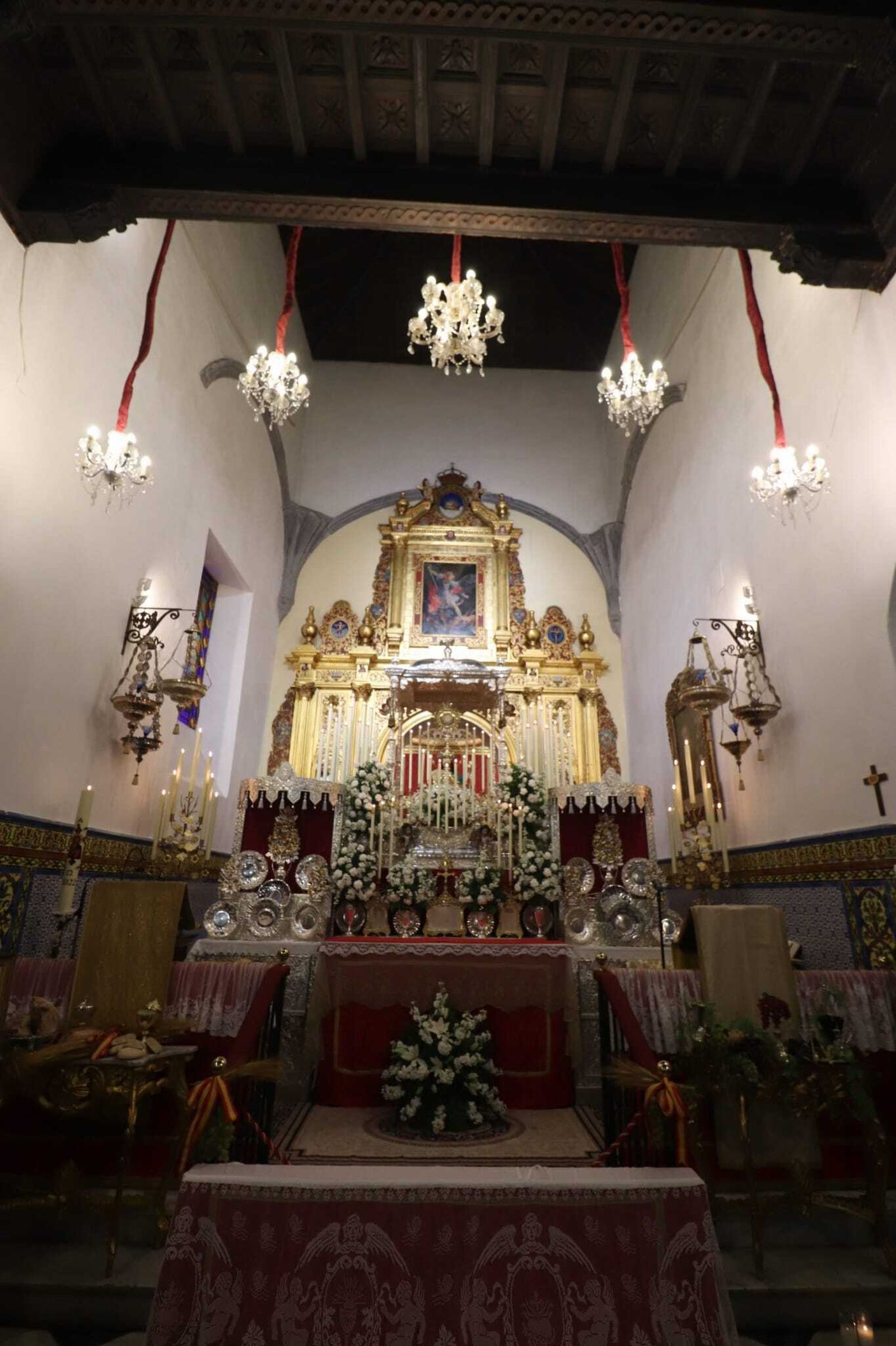 Vista general del altar al Santísimo en la capilla de la Divina Pastora.