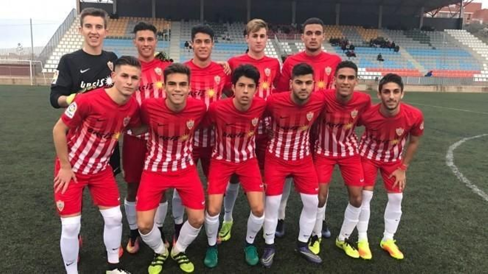 Aziz, segundo por la derecha, con el Almería juvenil de División de Honor la pasada temporada.