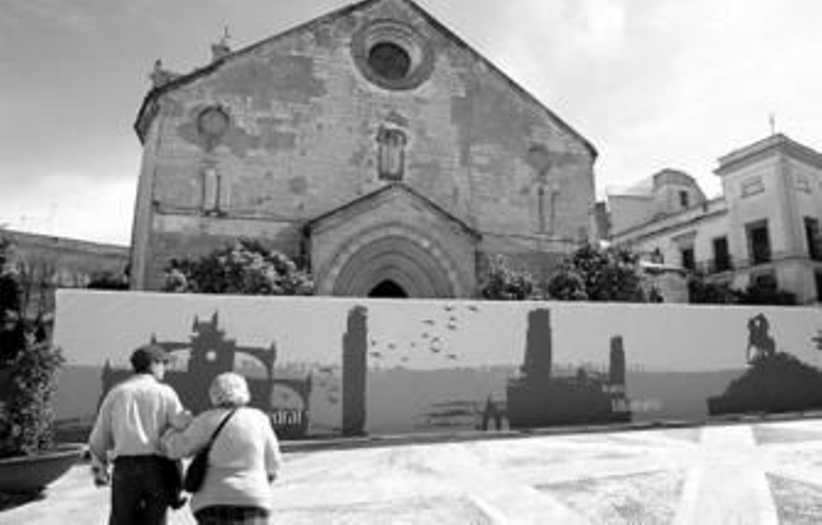 Dos personas caminan ayer por la plaza de La Asunción.