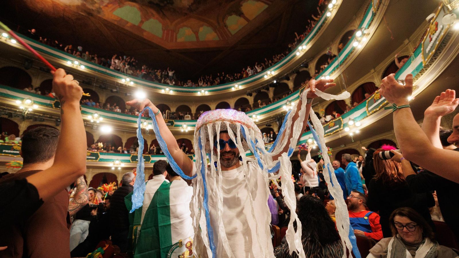 Búscate entre las mejores imágenes de la final del COAC 2025 del Carnaval de Cádiz