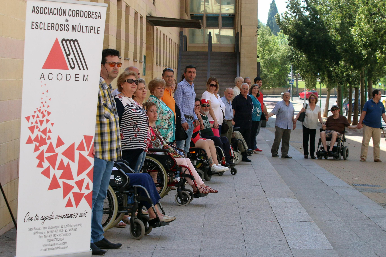 Cadena humana realizada por la Asociación Cordobesa de Esclerosis Múltiple.