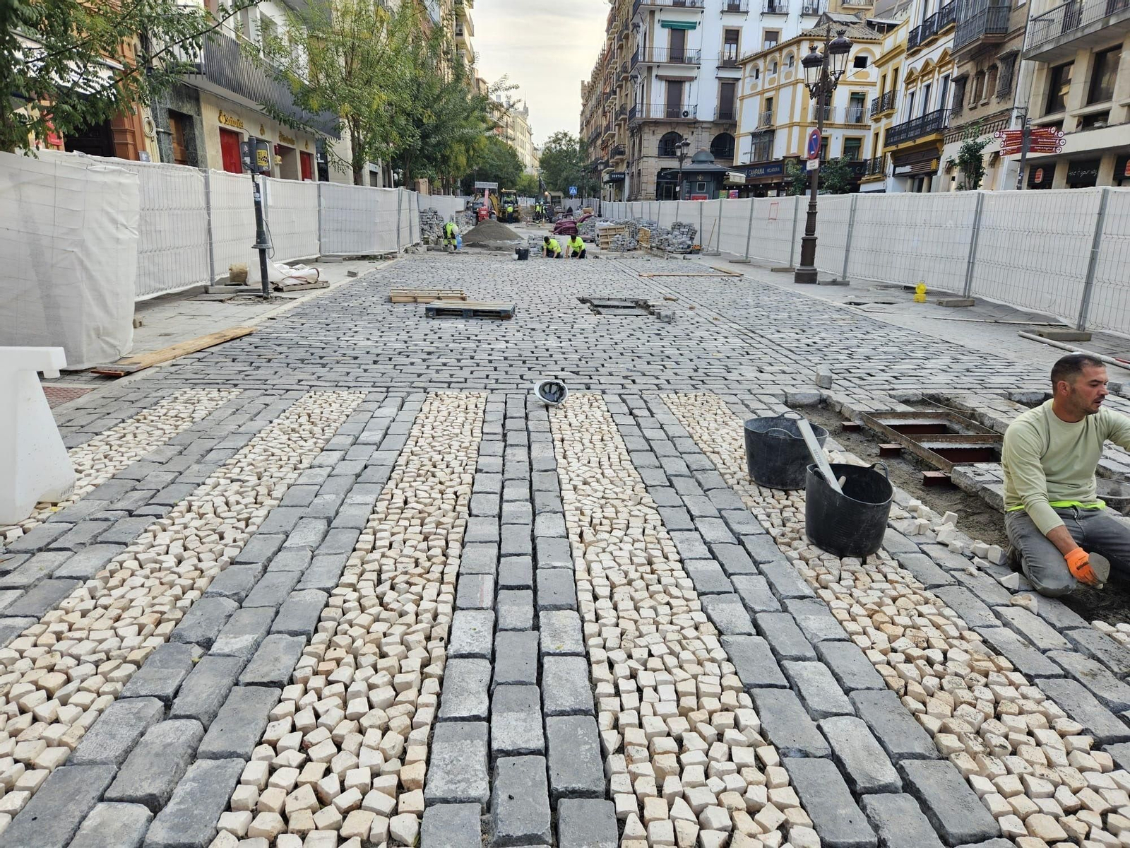 Operarios trabajando en la mejora estética de la plaza de la Campana.