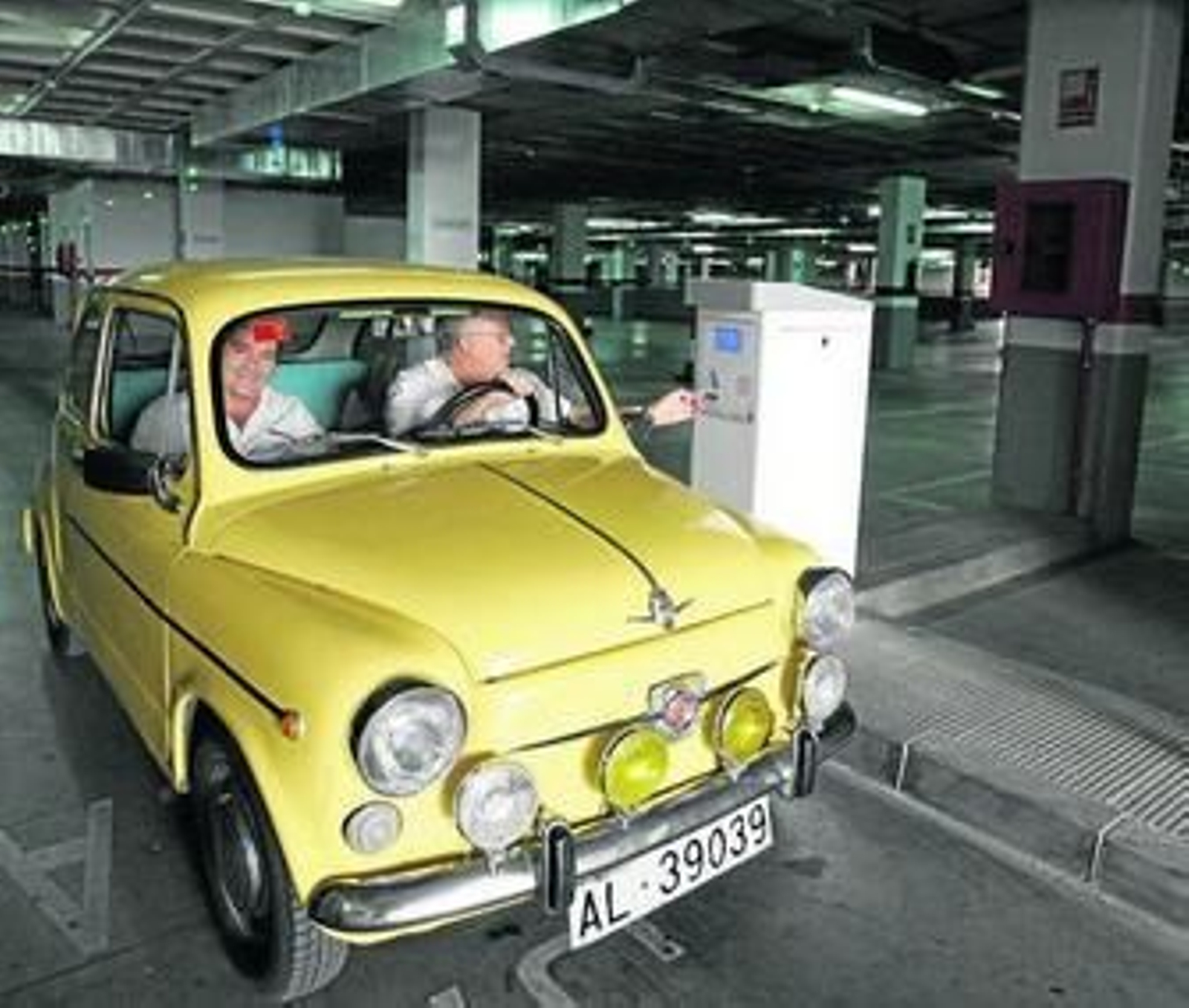 El parking de Padre Méndez sigue abierto, pero el Ayuntamiento no ve ni un euro por su explotación.