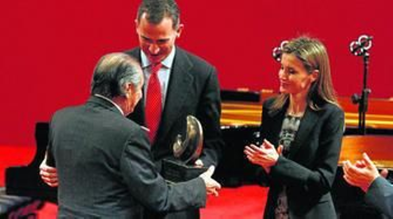 Don Felipe y Doña Letizia entregan el galardón a Eduardo Lizalde.