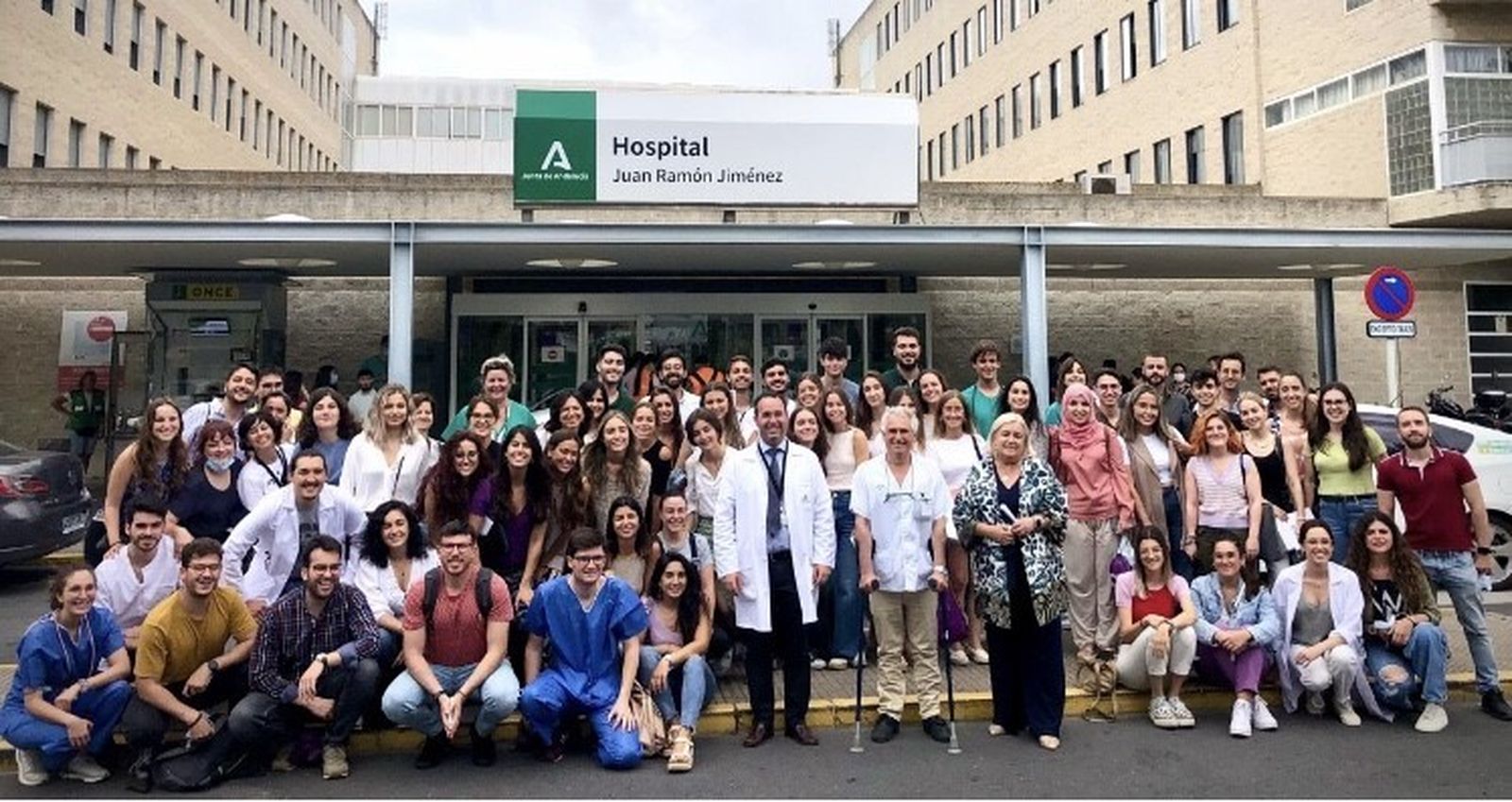 Foto de familia de los nuevos residentes a la puertas del Hospital.
