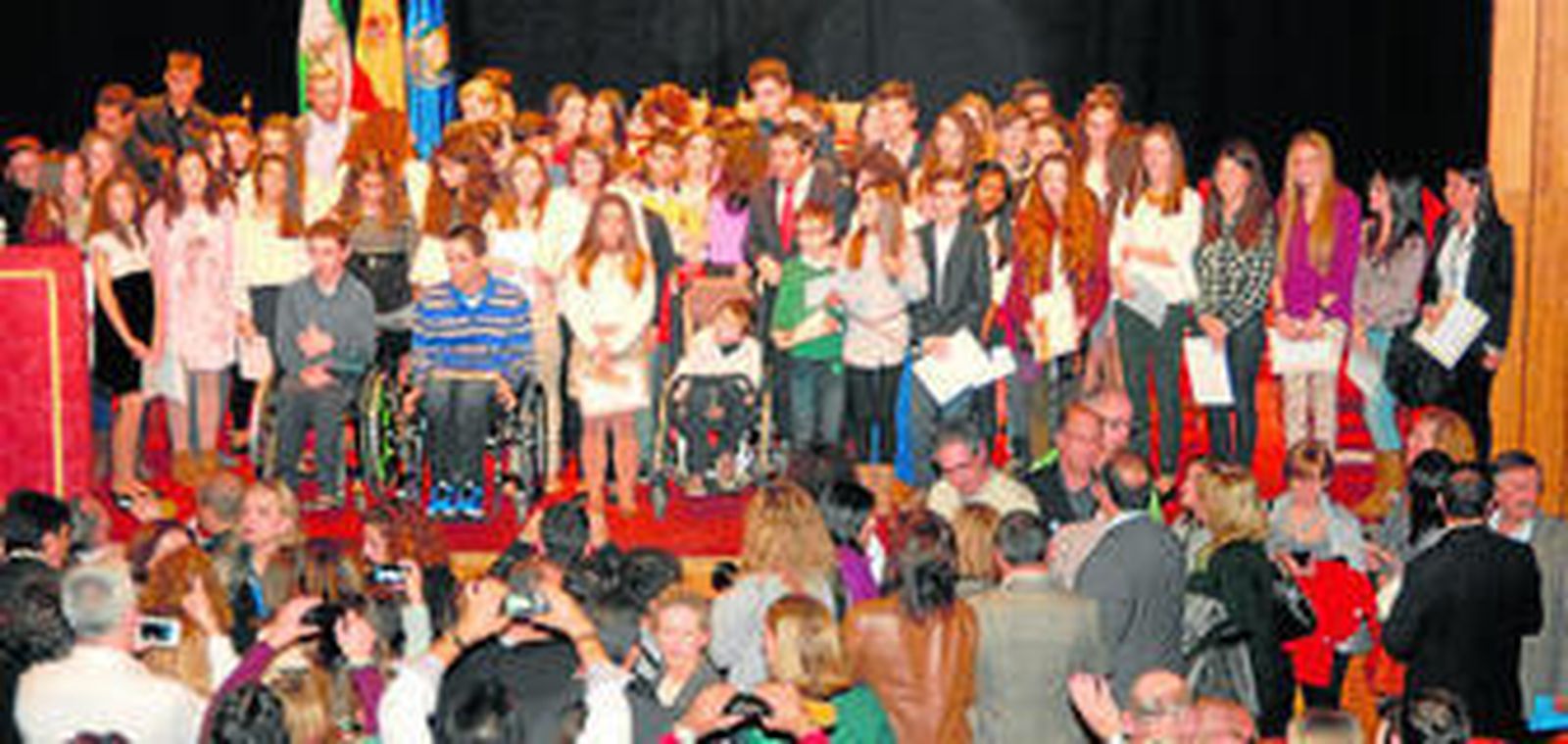 Foto de familia de los estudiantes premiados por su excelencia en la trayectoria académica, junto al alcalde y la delegada municipal de Educación.