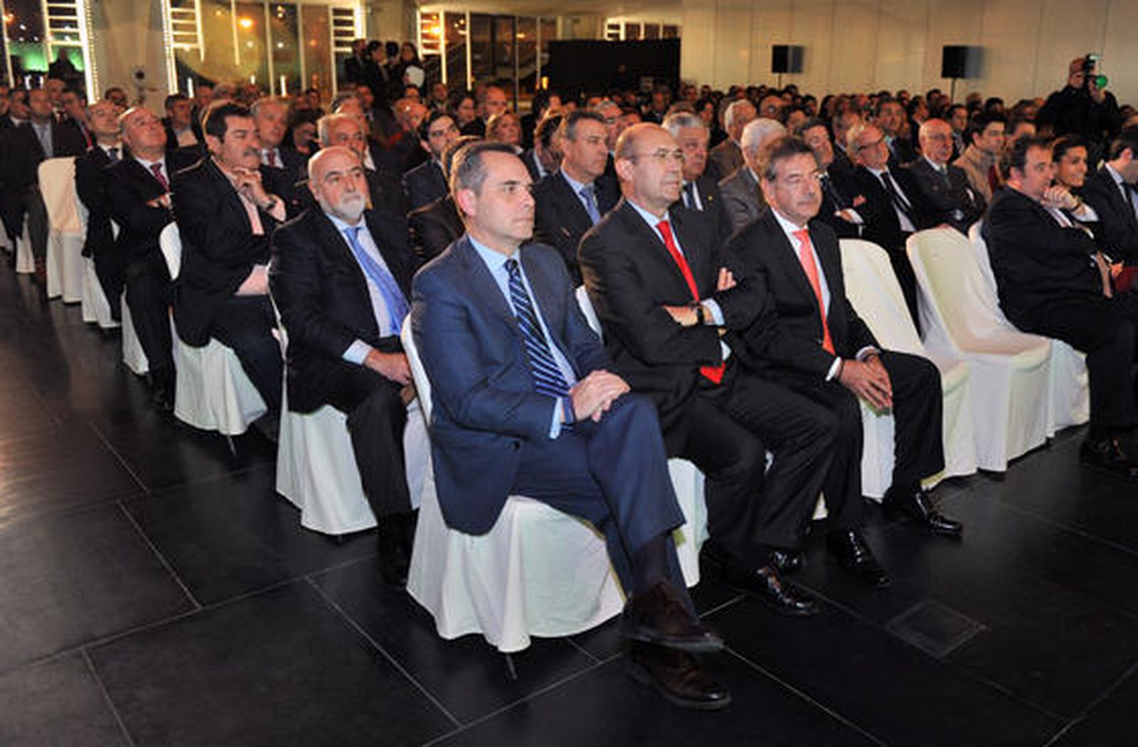 En la primera fila, Juan Bueno, teniende de alcalde y presidente del PP en Sevilla, Francisco Ferraro y Alfonso Balduque.

Foto: Juan Carlos Vazquez/Manuel Gomez