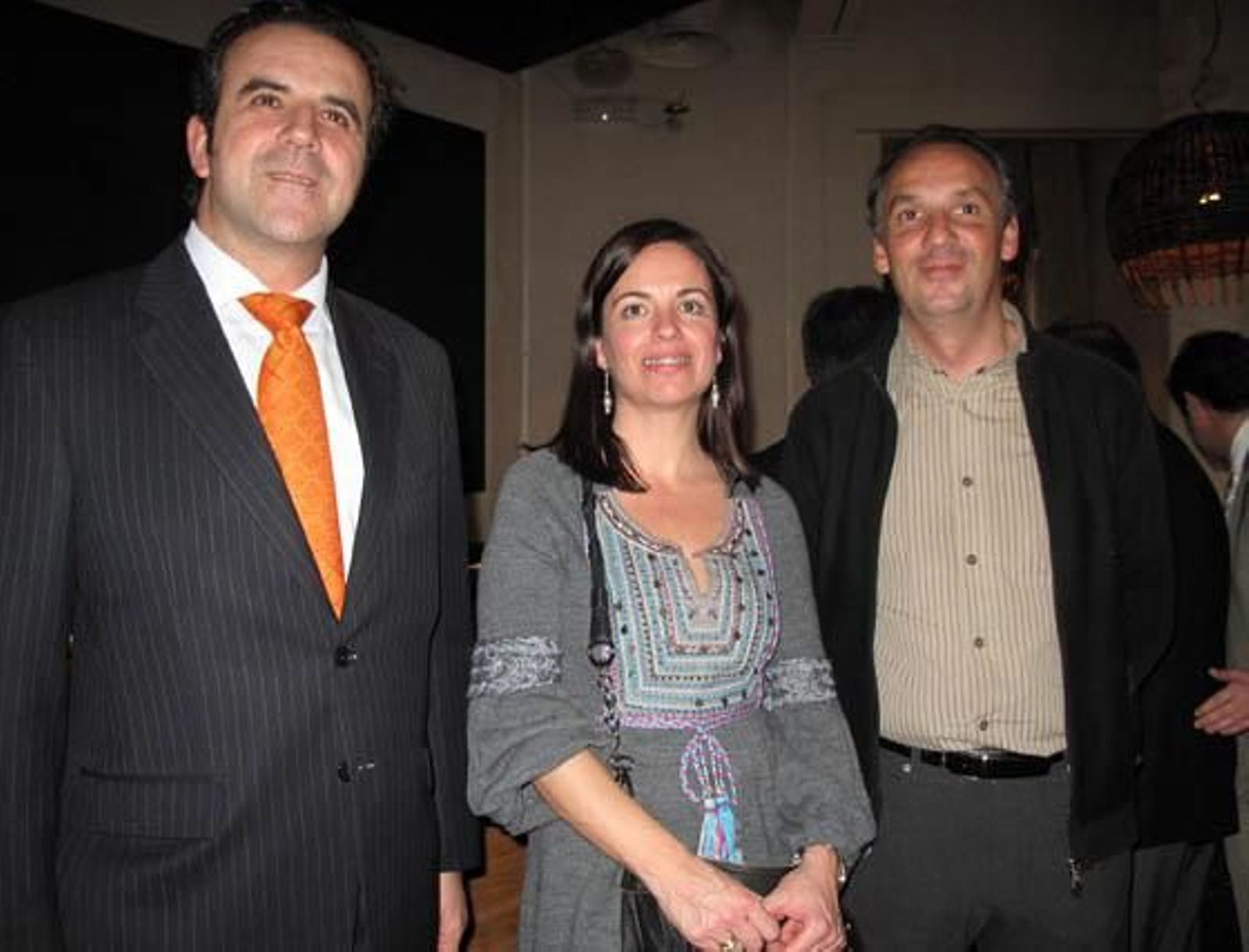 Agustín Gutiérrez, de Endesa; Dolores Serrano y Patxi Fernández Begoa, gerente de Delatierra.



Foto: Victoria Ramírez