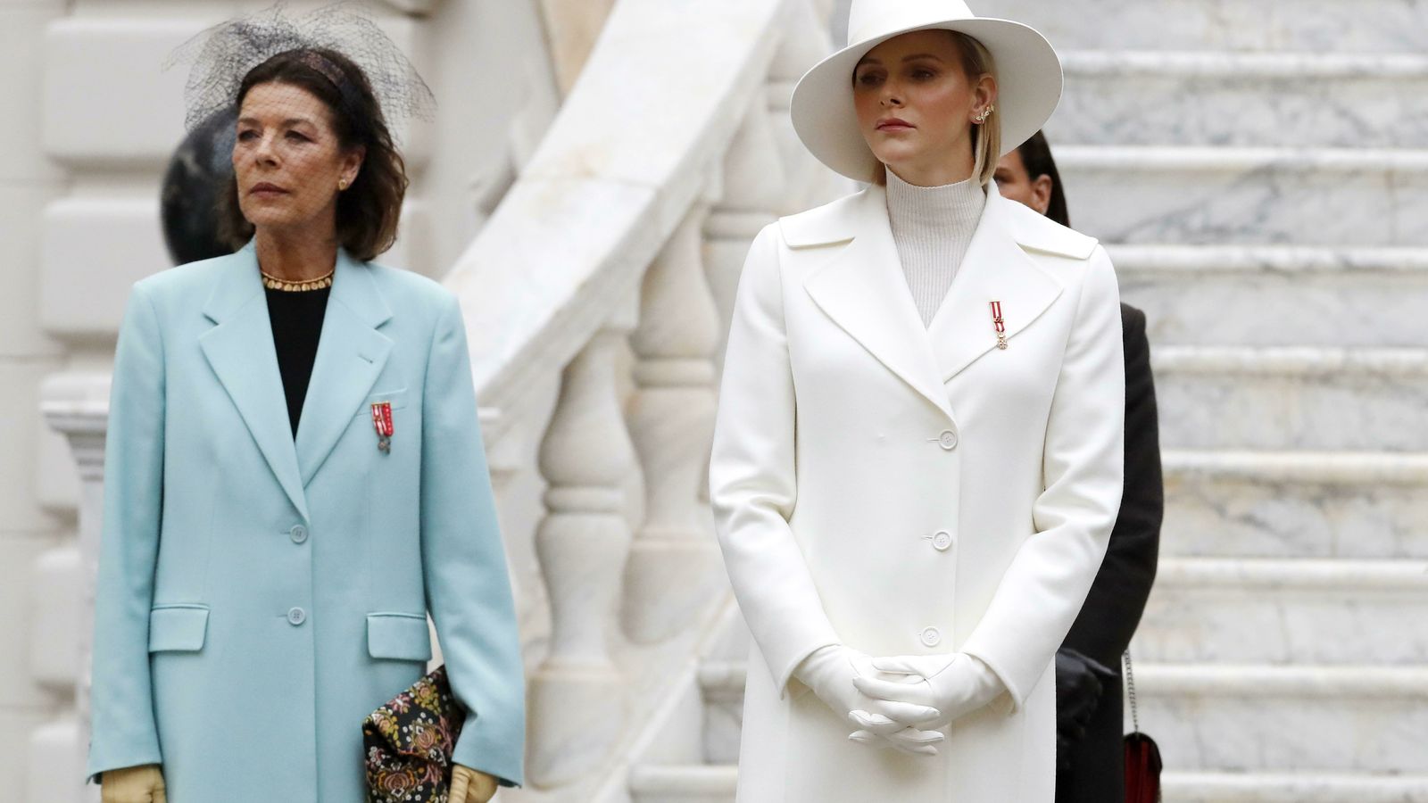 Carolina, de celeste y negro, y la princesa Charlene, con 'total look' blanco.