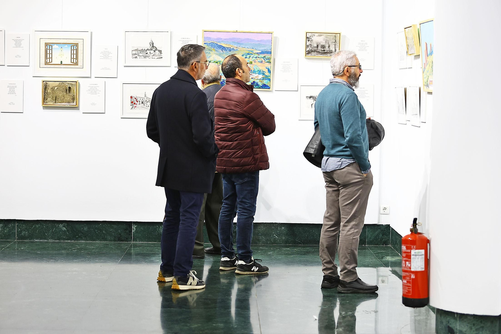 Imágenes de la inauguración de la exposición A PONIENTE en Caja Rural del Sur