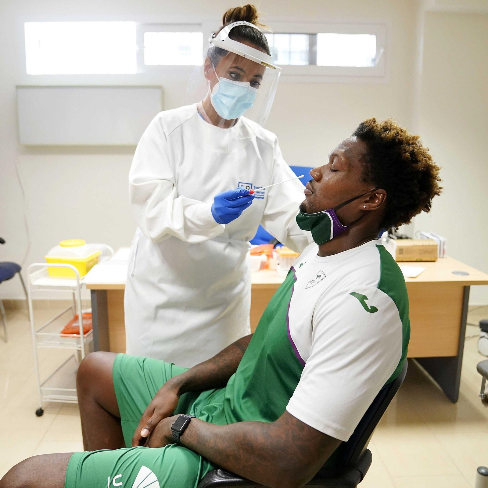 Deon Thompson se somete al test de la Covid-19