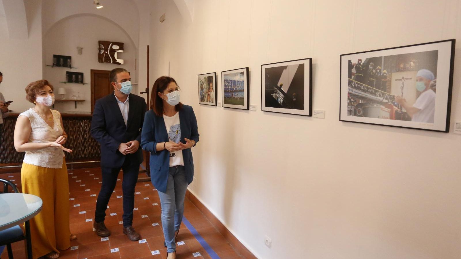 Victoria Abón, Noelia Losada y el fotógrafo Daniel Pérez, en la muestra.