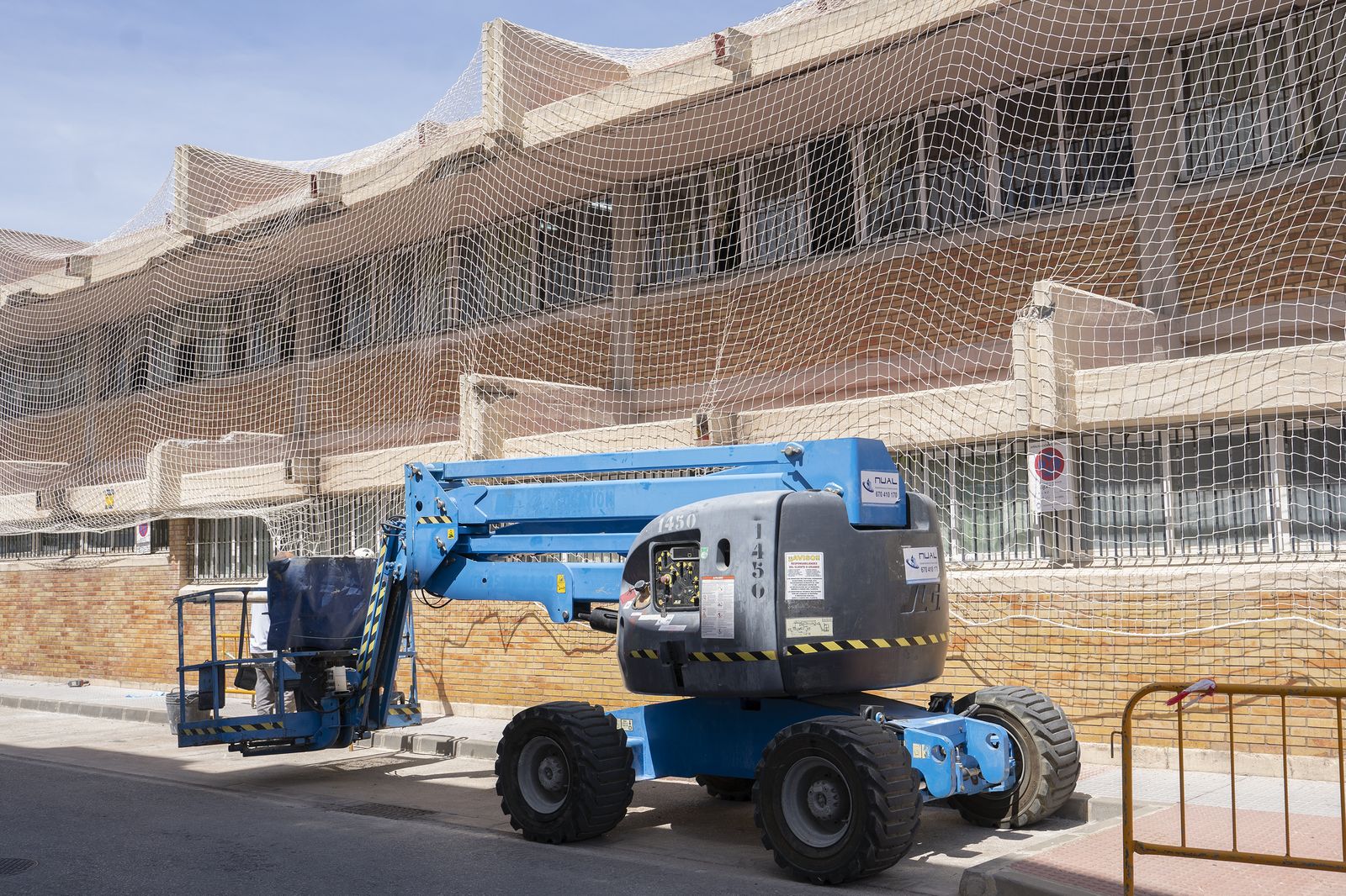 Malla colocada en la fachada exterior del colegio San Ignacio por seguridad.