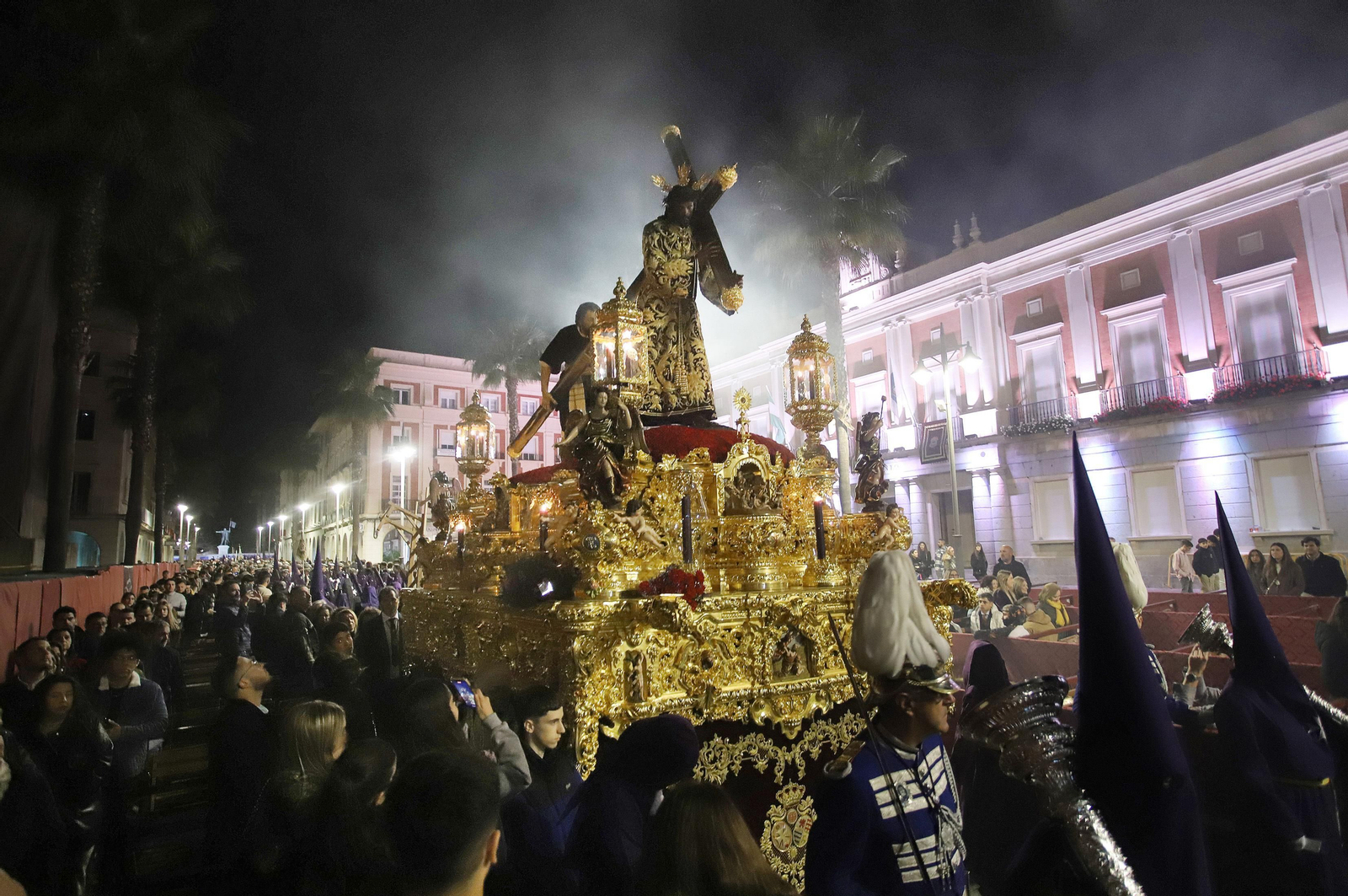 La Hermandad El Nazareno en la madrugá de la Semana Santa de Huelva 2023, en imágenes