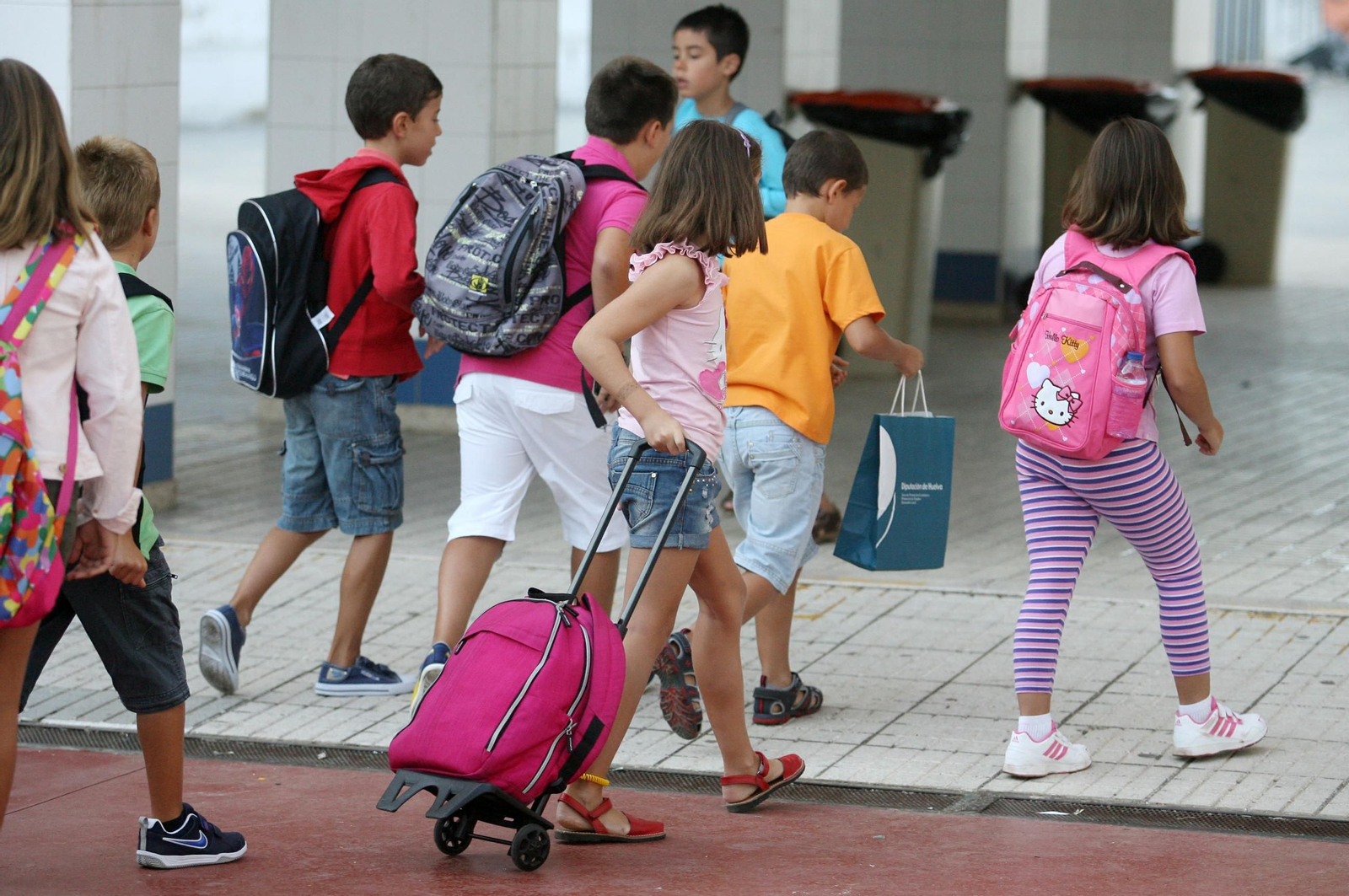Alumnos entrando al colegio.