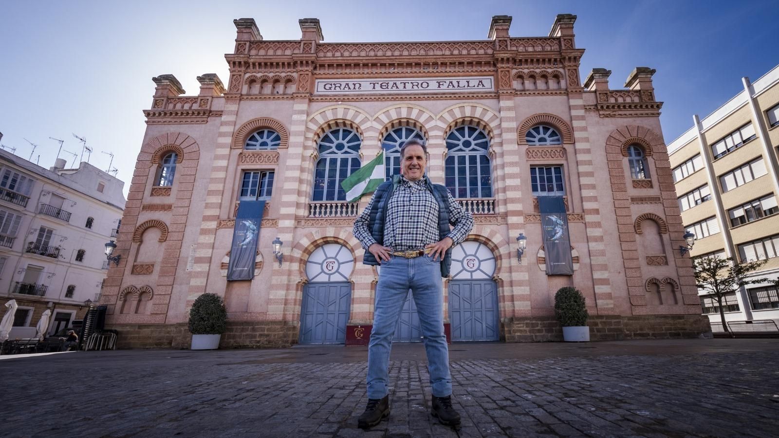 Eduardo Bablé, delante del Gran Teatro Falla en la plaza Fragela.