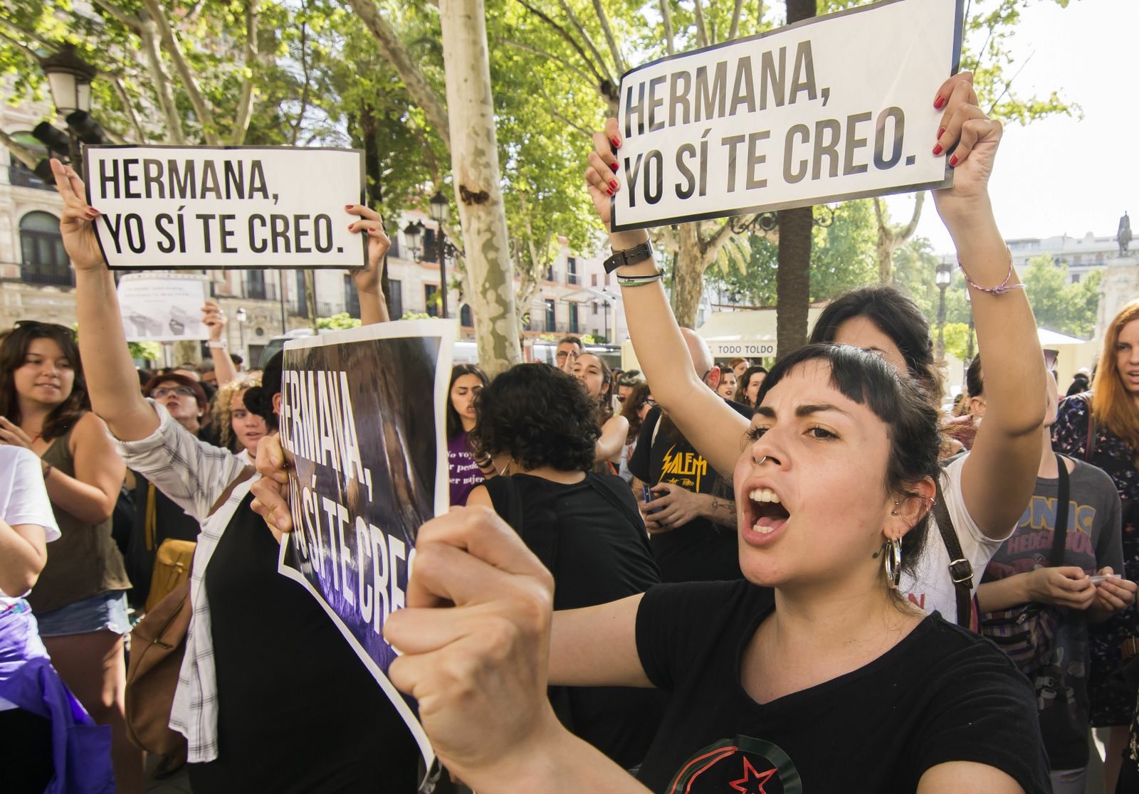 Imagen de archivo de la movilización que hubo en Sevilla en protesta por el fallo de la Audiencia de Navarra que condenó a cada uno de los cinco jóvenes de La Manada a 9 años de cárcel por un delito continuado de abuso sexual  y no por agresión  sexual.