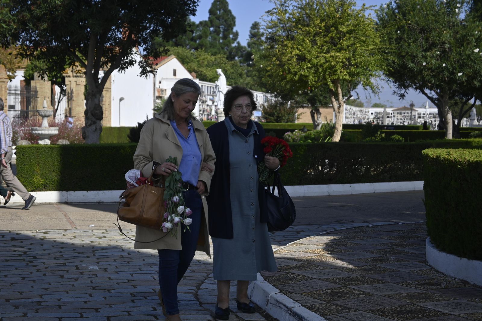 Ambiente en el cementerio de Huelva para el día de todos los Santos.