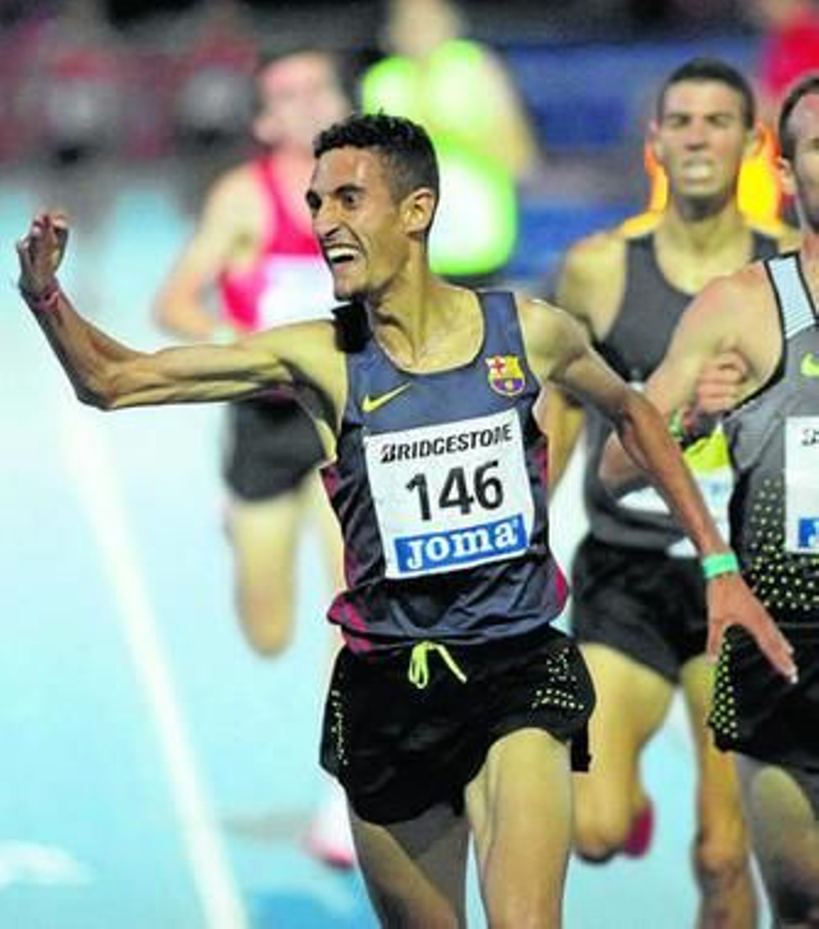 Ilias Fifa celebra su victoria en la final de los 5.000 metros por delante de Toni Abadía y Adel Mechaal.