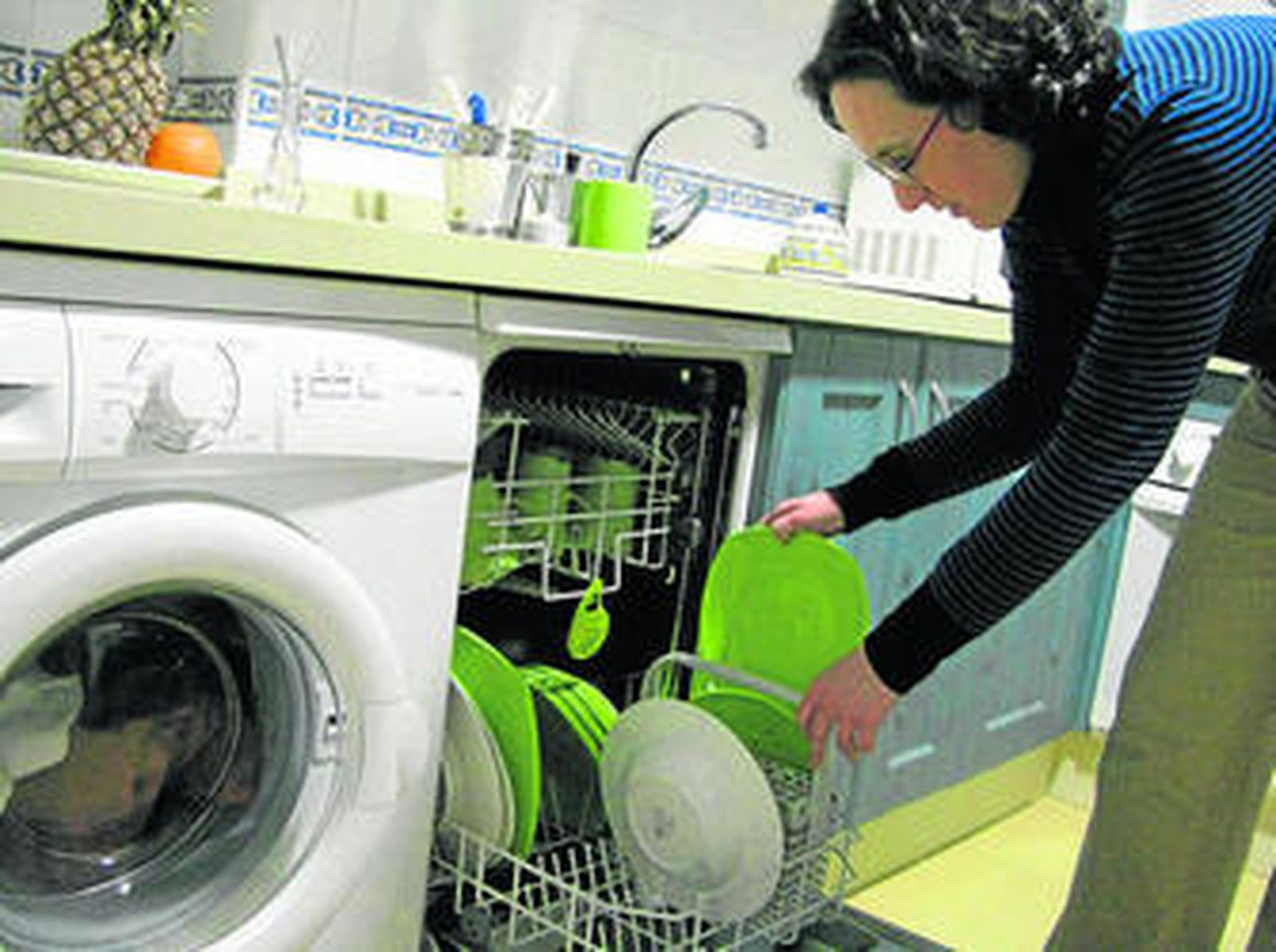 Lavavajillas y lavadoras son algunos de los electrodomésticos que pueden causar el 'consumo fantasma'.