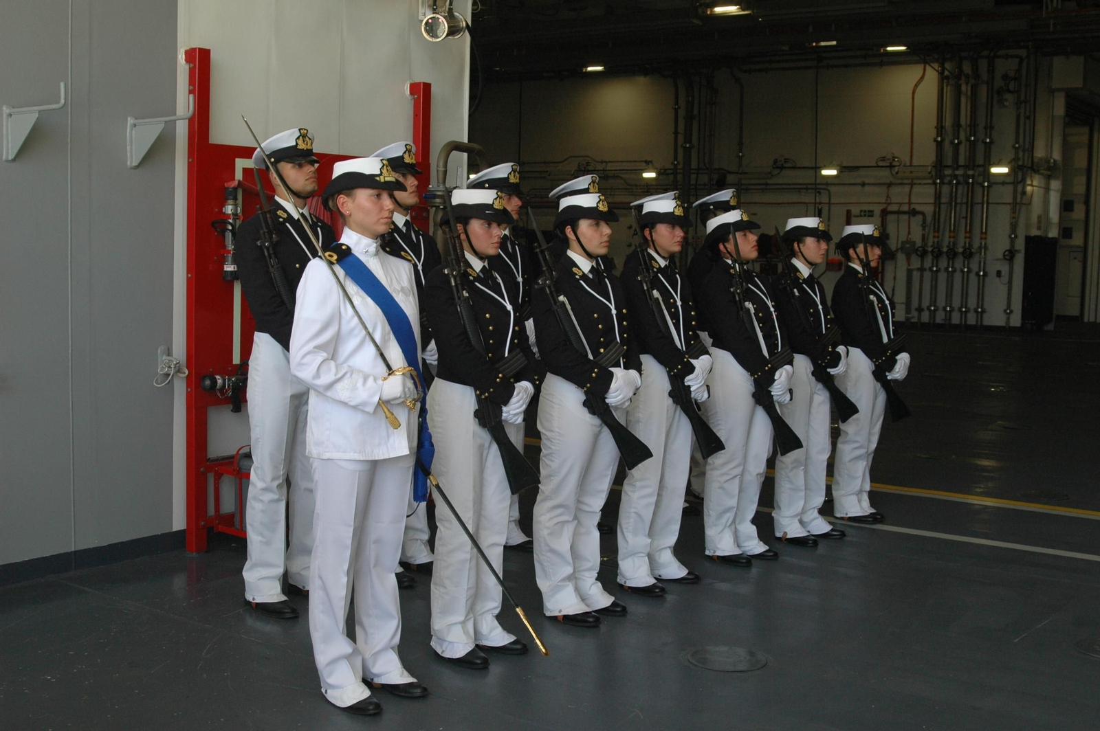 Cadetes formando guardia de honor.
