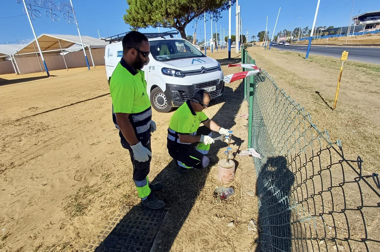 Operarios de Aguas de Huelva ultiman los trabajos en el recinto de las Colombinas.