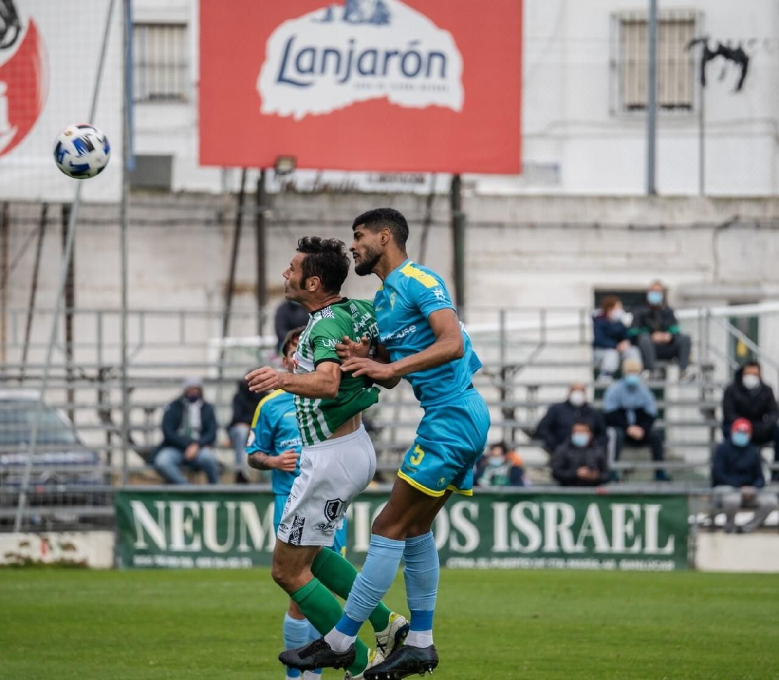 Álvaro Telis salta ante Diego Cervero en el Sanluqueño-Algeciras.