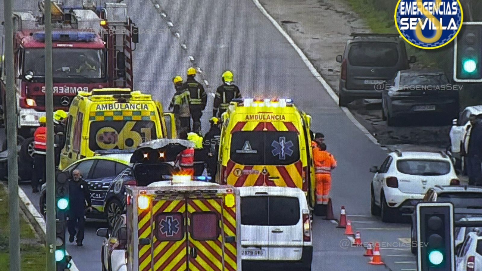 La dotación de Policía Local, 061 y Bomberos, en el lugar del accidente. A la izquierda puede verse parte del coche boca abajo.