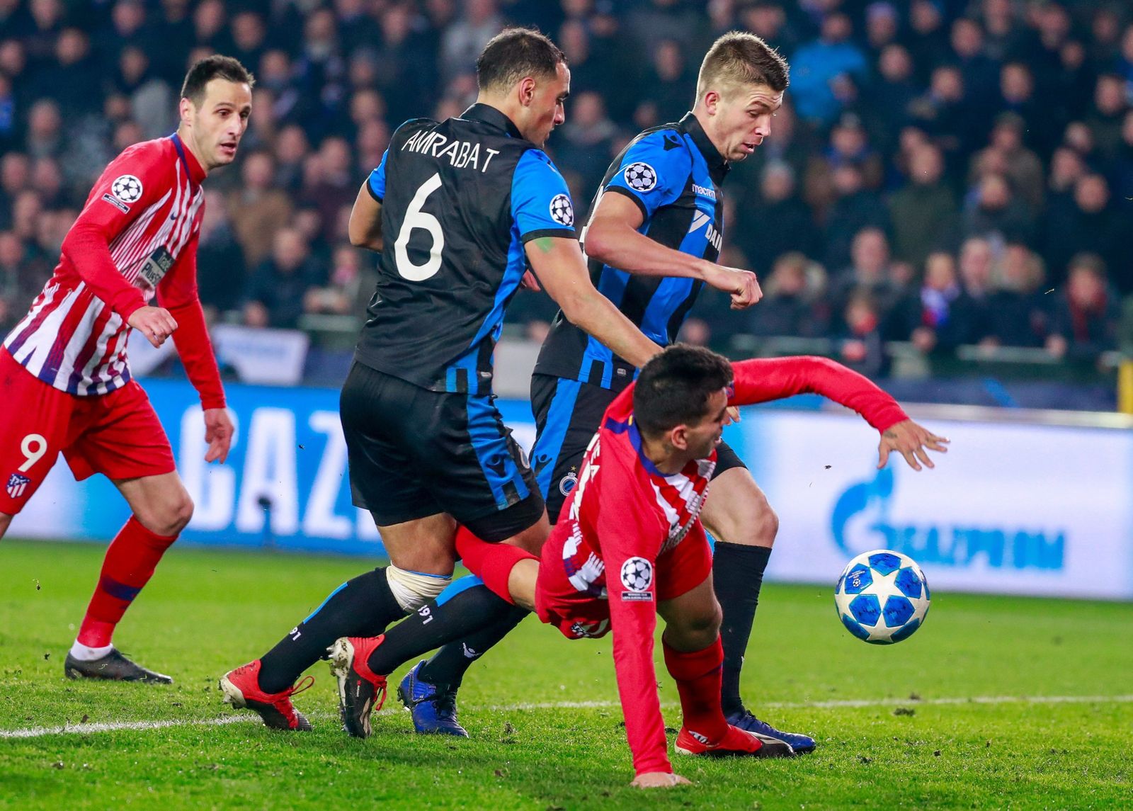 Correa disputa un balón ante dos jugadores del Brujas