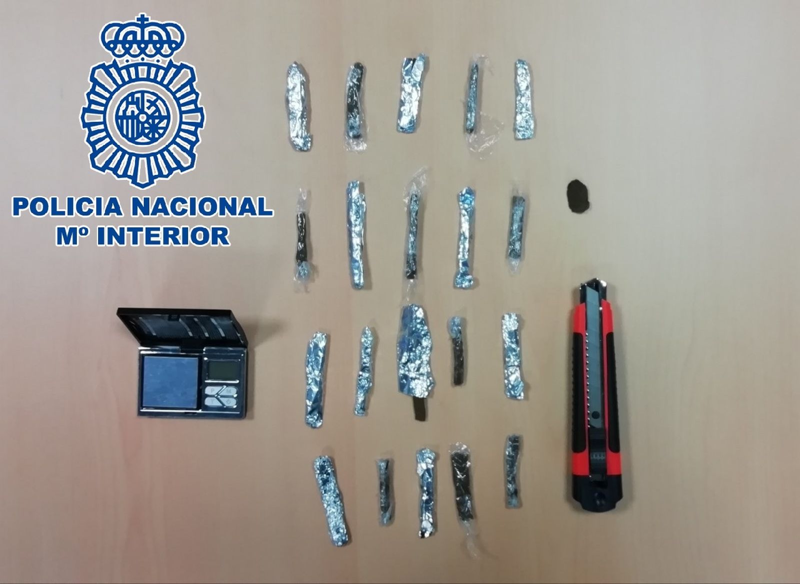 El hachís y el cúter incautado al detenido que amenazó a su madre.