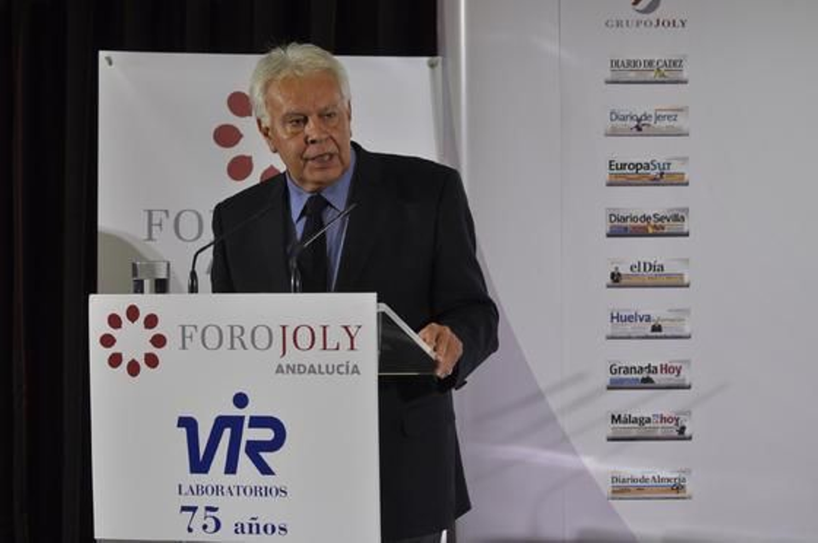 Felipe González: "Descentralizar competencias no significa centrifugar poder”