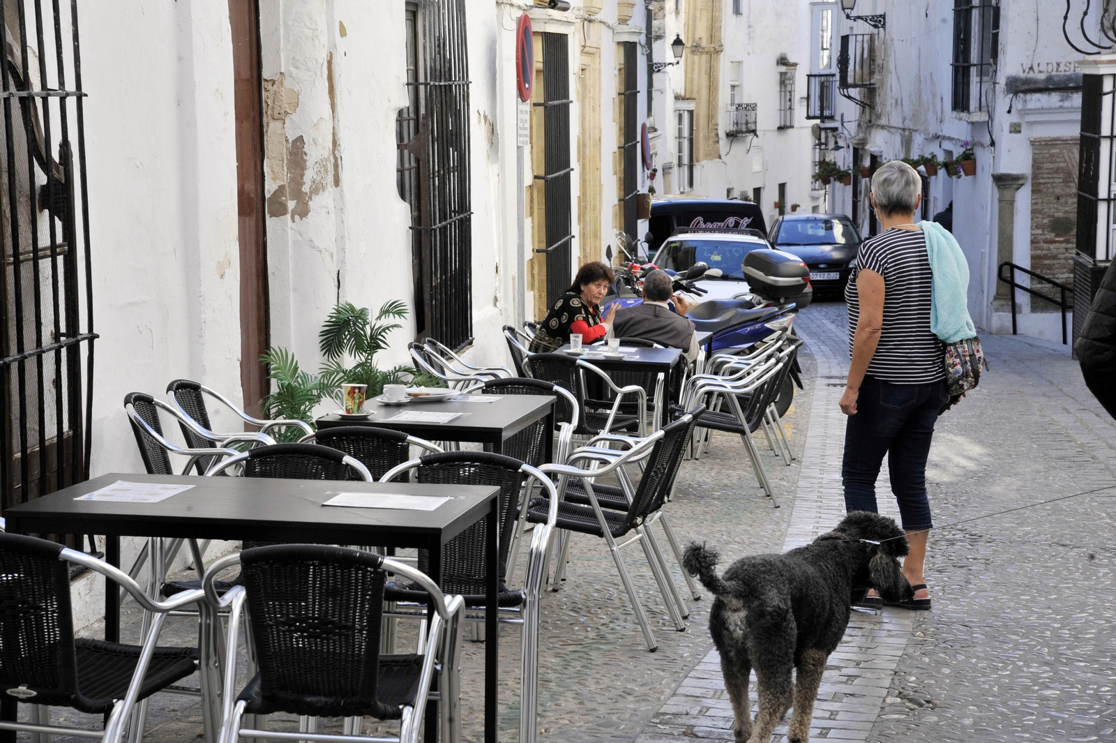 La artería prinicipal del casco antiguo concentra parte de la oferta de bares.