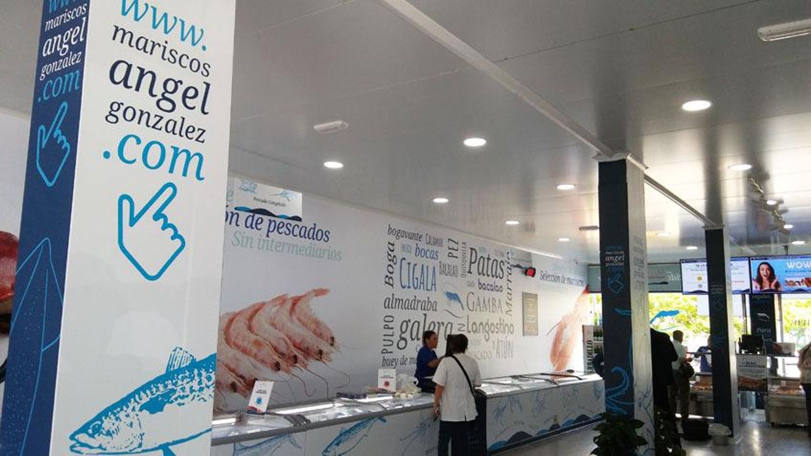 El interior de una de las tiendas de Mariscos González.