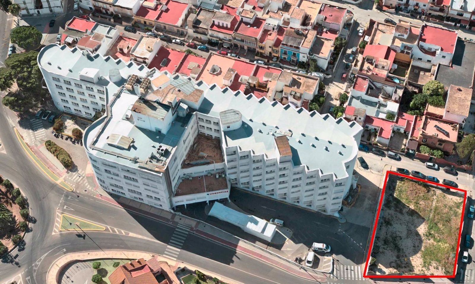 Una vista aérea del hospital, con la parcela que se anexionará al edificio actual.