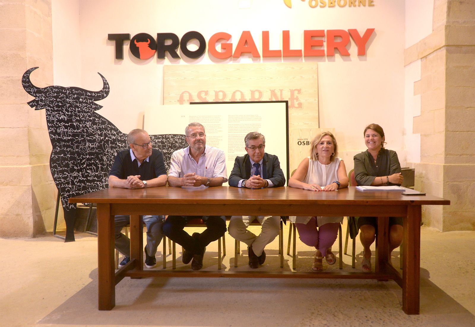 De Izq. a Dcha: Alejando Güelfo (presidente de Cáritas El Puerto), Francisco Domouso (director de Cáritas Asidonia-Jerez), Antonio Abad (director de la Fundación Osborne), Carmen Lara (concejala de Participación Ciudadana) y Carla Terry (encargada de Comunicación y Relaciones Públicas de la Fundación Osborne).