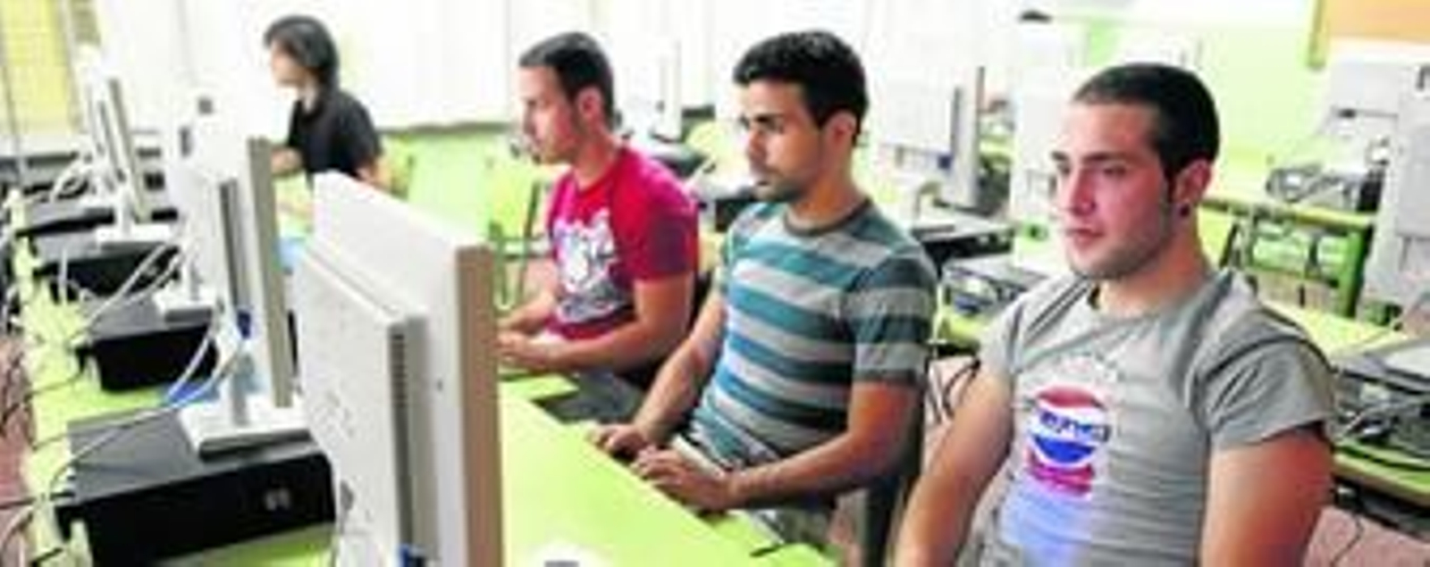 Estudiantes de FP en el taller de simulador de empresas.