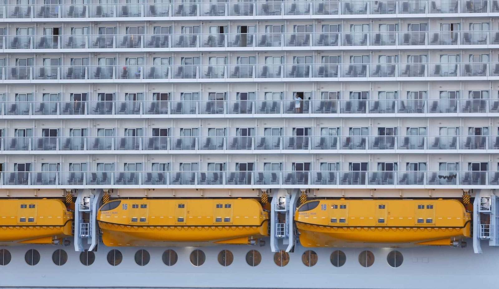 Las fotos del 'Wonder of the Seas' en sus primeras horas en el puerto de Málaga