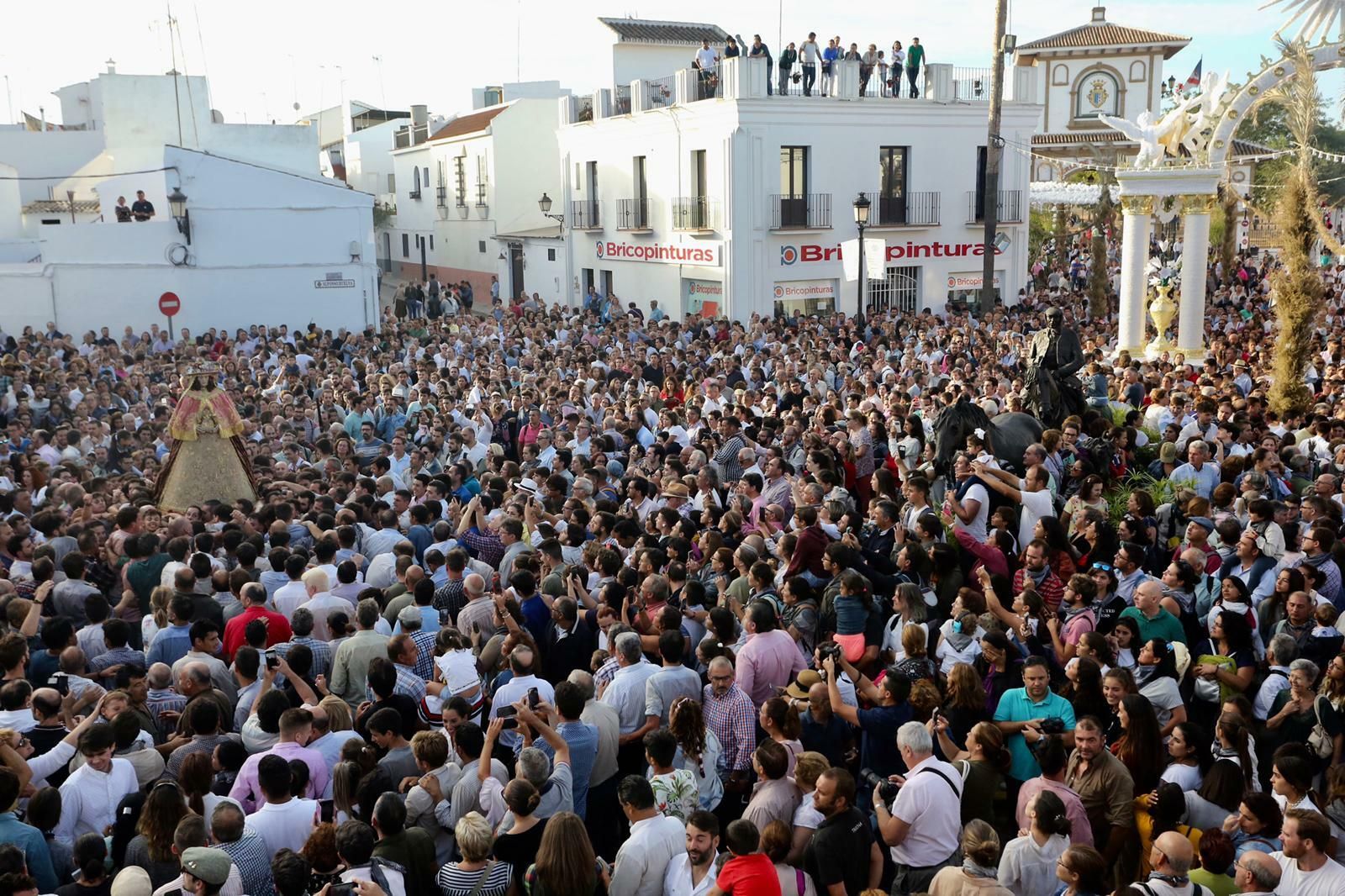 La Virgen del Rocío recorre las calles de Almonte.