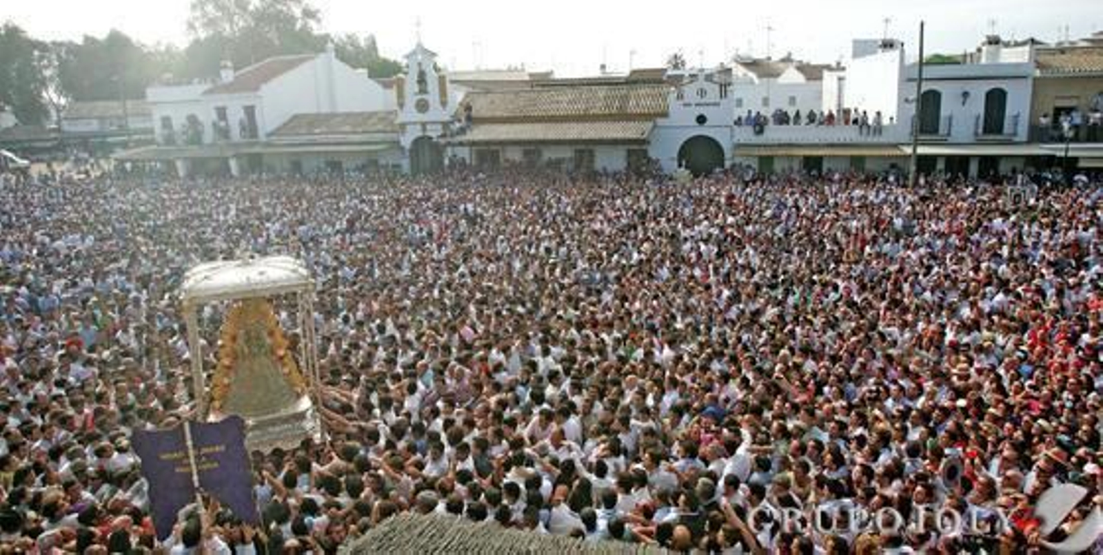 La multitud rodeando a la Virgen  mientras pasaba ayer ante la casa de la Hermandad de Jerez.

Foto: Pascual