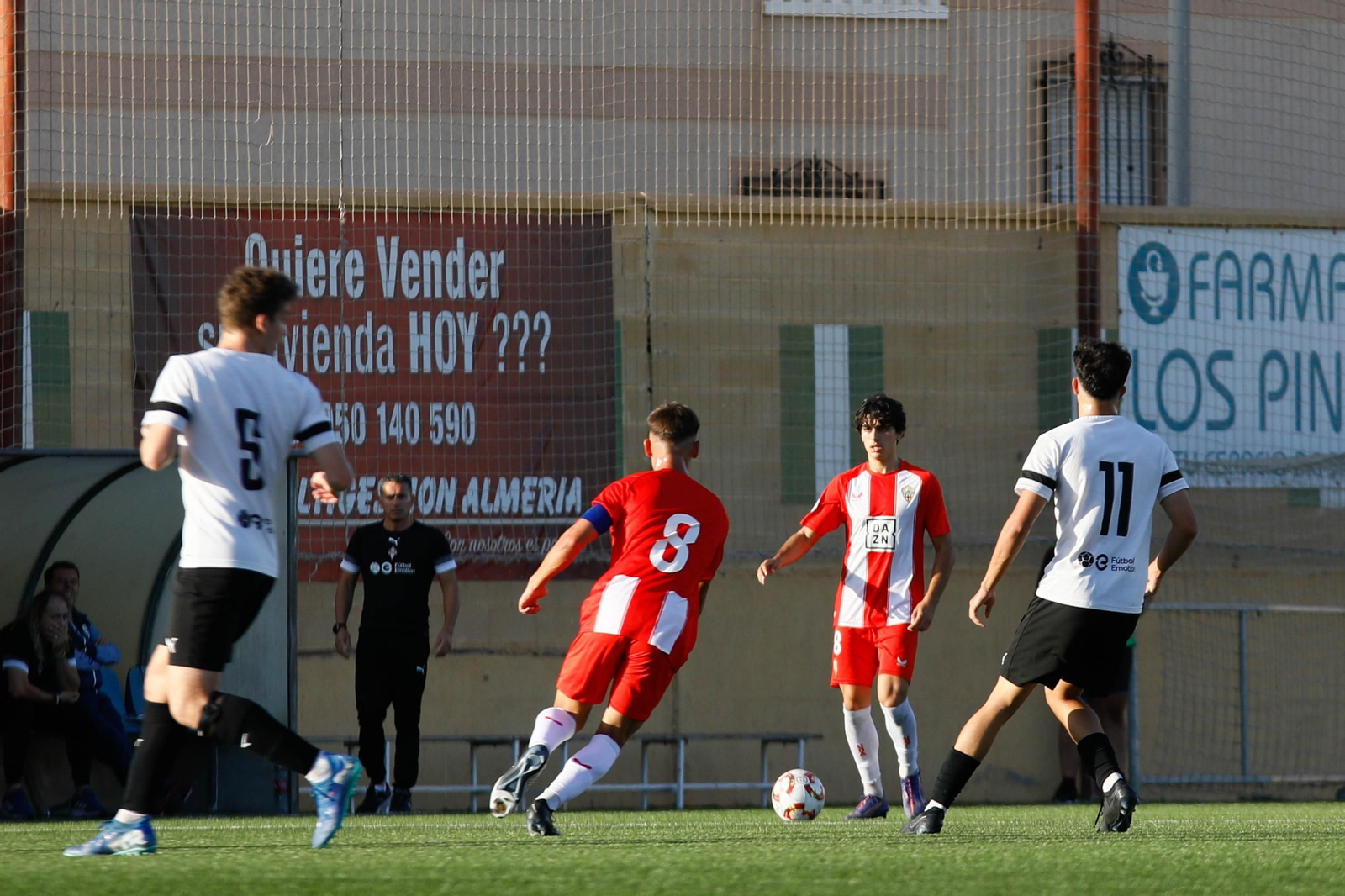 Fernando Sastre con el balón en su posesión observa opciones de pase durante el derbi almeriense contra La Cañada de la primera vuelta.