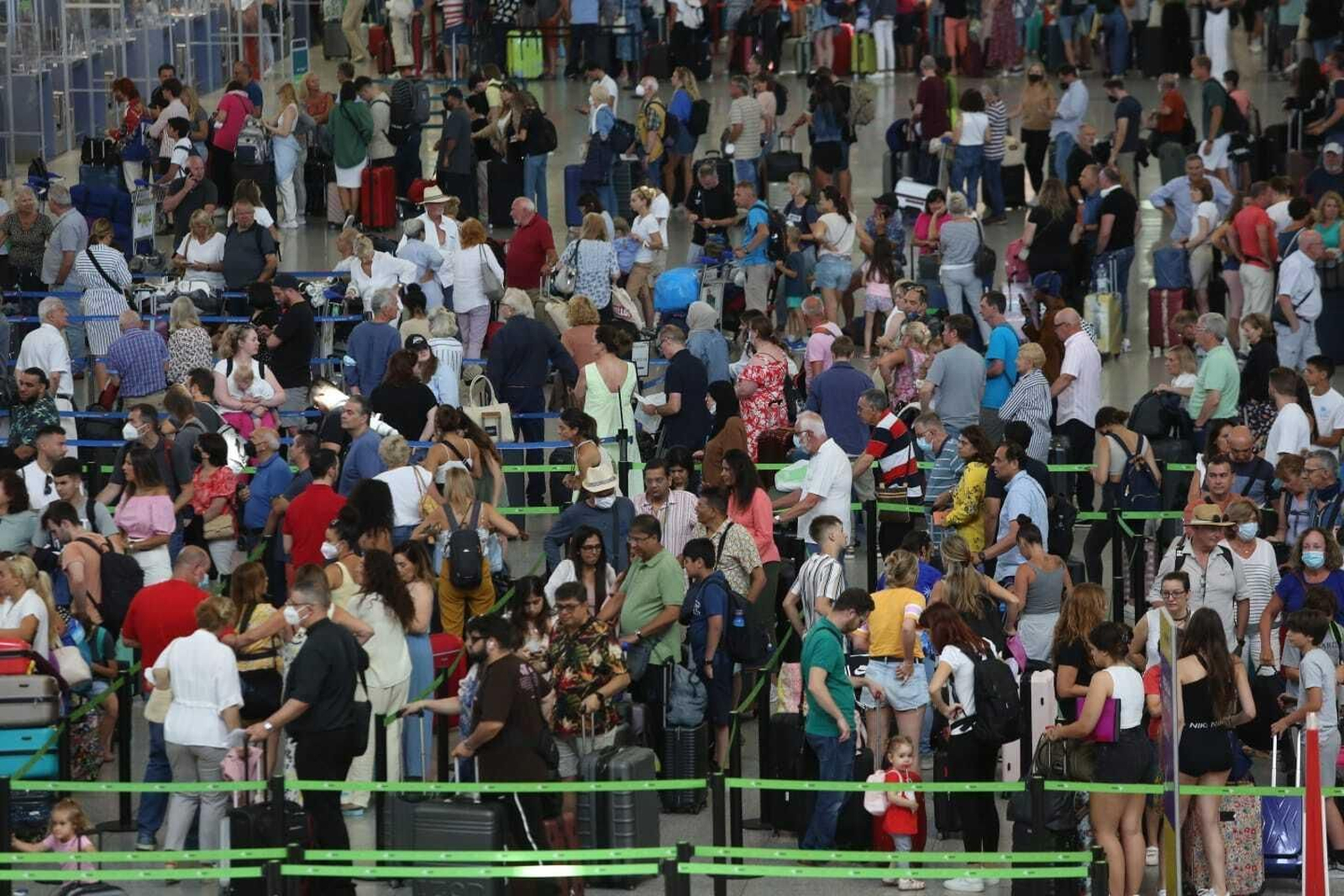 Pasajeros hacen cola para reclamar sus vuelos cancelados en el aeropuerto de Málaga.