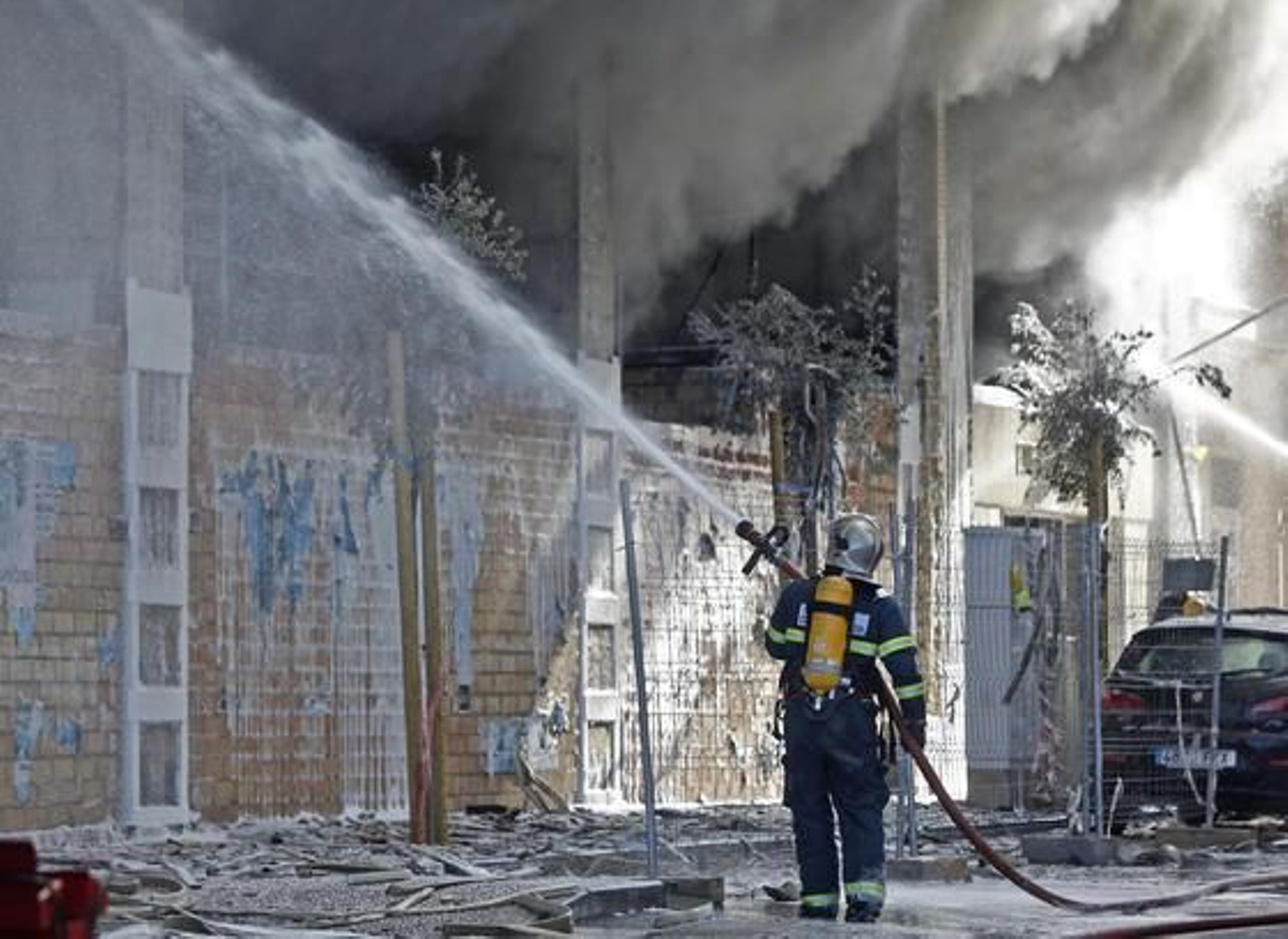 Espectacular incendio en un edificio de la calle Brasil. /Jesús Marín