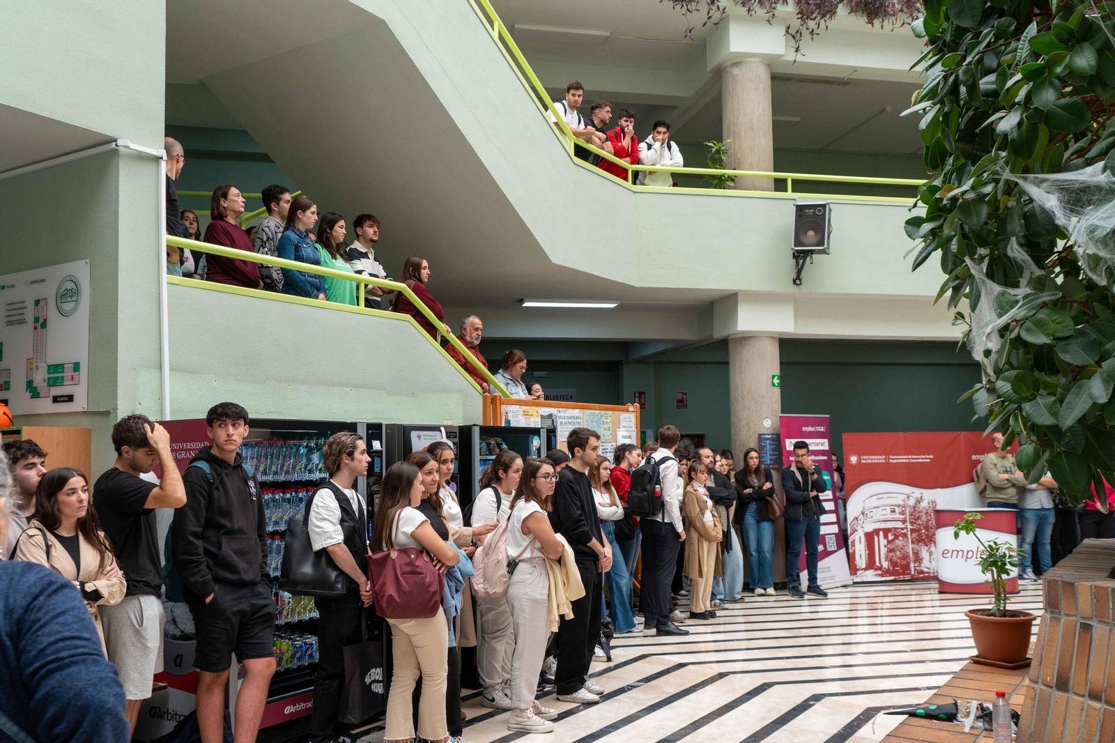 Minuto de silencio guardado en Ciencias de la Educación en recuerdo de la joven estudiante fallecida.