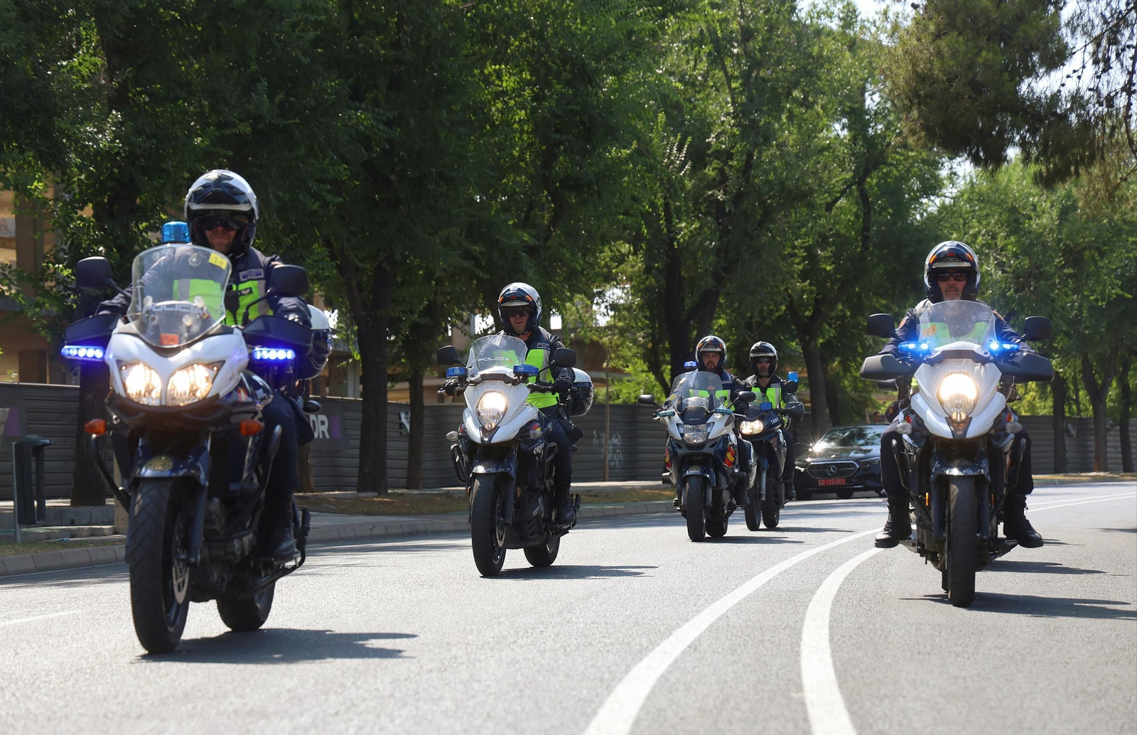 Motoristas de la Policía Nacional circulan por Sevilla, una ciudad blindada por la cumbre de la ONU.
