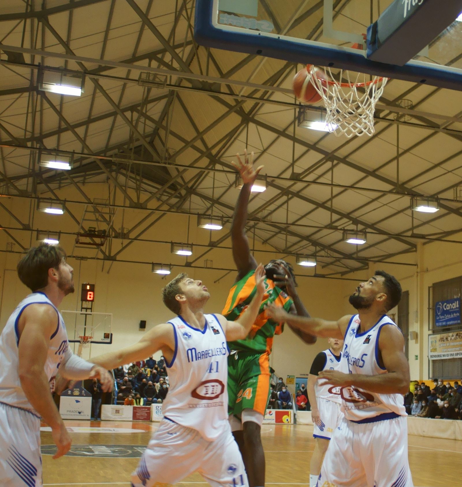 Awana lanza a canasta durante el partido contra el Marbella.