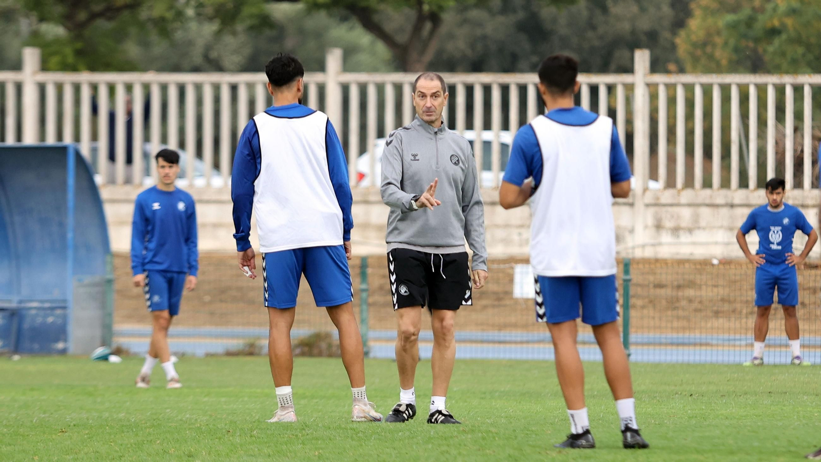 Diego Caro dirige a sus jugadores durante un entrenamiento.