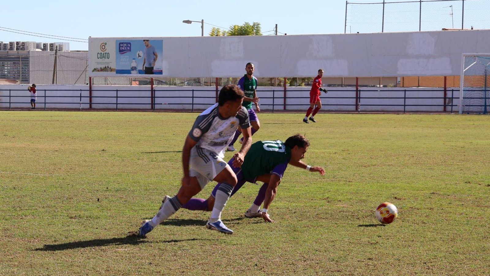 Ismael lucha por un balón con Santos.